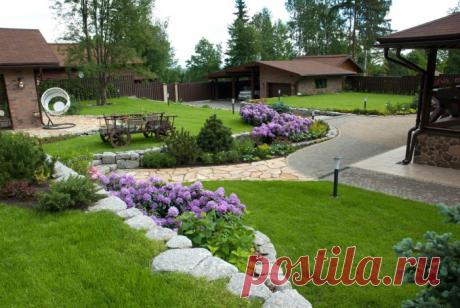 Этот огромный участок с водоемом и многочисленными клумбами сирени, похож на сказочный сад.