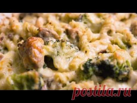 Запеканка из макарон с курицей и брокколи
Продукты:
700-800 гр куриных бедер
400 гр макароы фузилли
600-700 гр брокколи свежая или мороженая
3 стакана молока
350-400 мл куриного бульона
30 гр масла 
2 зубчика чеснока
200 гр сыра
2 ст.л. муки
1 ч.л. итальянские травы
1/3 ч.л. мускатный орех
соль
перец