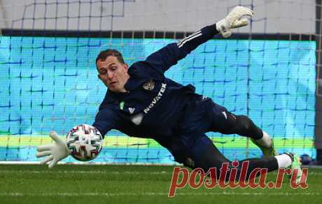 СМИ: Лунев прибыл в Германию для подписания контракта с "Байером". Ранее российский вратарь выступал за петербургский "Зенит", контракт с которым истек 30 июня