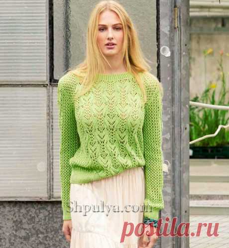 Летний пуловер связан спицами сочетанием кружевных узоров и сетчатых мотивов из органической пряжи из хлопка яблочно-зеленого цвета.