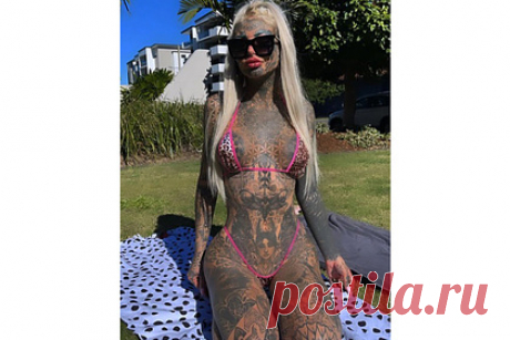 Девушка с тату во все тело рассказала о травле в сети из-за внешности. Популярная австралийская блогерша, на тело которой нанесено более 100 татуировок, рассказала о травле в сети из-за внешности. 26-летняя модель Эмбер Люк покрыла рисунками 98 процентов своего тела, включая глазные яблоки. «Меня называют уродиной, дегенератом, напрасной тратой кислорода», — высказалась она.