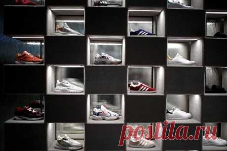 Назван срок открытия обновленных магазинов Adidas в России. Руководитель направления новых брендов в Союзе торговых центров, совладелец REC + retail group Наталия Кермедчиева назвала срок открытия обновленных магазинов Adidas в России. По словам Кермедчиевой, магазины Adidas под новым названием могут открыться в России весной 2024 года.
