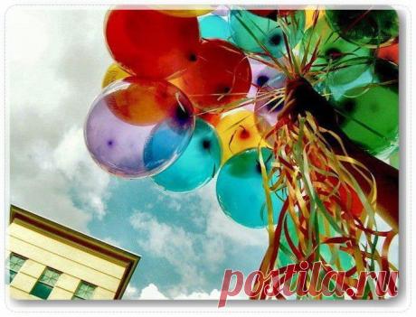 Пусть первый подснежник
Подарит Вам нежность!
Весеннее солнце подарит тепло!
А мартовский ветер подарит надежду,
И счастье, и радость, и только добро!