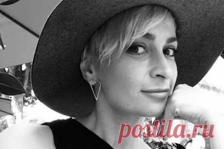 Родители убитой Болдуином украинки потребовали наказать виновных. Родители и друзья погибшего оператора Галины Хатчинс рассказали о ее украинском прошлом. Девушка окончила Киевский университет по специальности журналистика и часто работала продюсером документальных фильмов BBC. Она выучила английский и подала заявку на грин-карту США, которую получила.