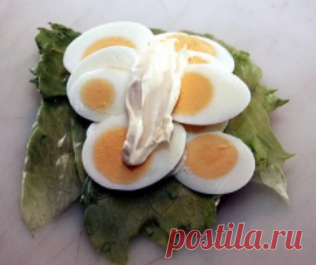 - Это мой новый номер… Купи яйца, майонез... -
Прилетело мне сообщение с незнакомого телефона
– Это мой новый номер… Купи яйца, майонез и батон…
Время близилось к вечеру, завершался очередной рабочий день.
– Наверное, от жены, – подумалось мне. – Только зачем ей номер менять?
Много слышал историй про «развод» на деньги, когда звонили или писали с чужого телефона.
– Там деньги, а тут майонез, яйца…, – отогнал я дурные мысли. – Да и не трудно мне по пути домой купить продукты.