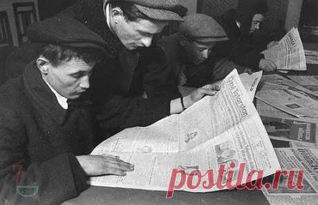 В советское время русский язык хотели латинизировать Более того, была развернута целая кампания по латинизации – переводу письменностей народов Советского Союза на латиницу. Проводилась она в 1920-30-е гг. Ее сторонником выступил первый нарком просвещения А. В. Луначарский. По словам Анатолия Луначарского, В. И. Ленин поддержал его идею, но высказался за постепенную латинизацию, в том числе русского языка. Сказано – сделано! В итоге в период 1923-1939 гг. на латиницу перевели 50 из 72 языков…