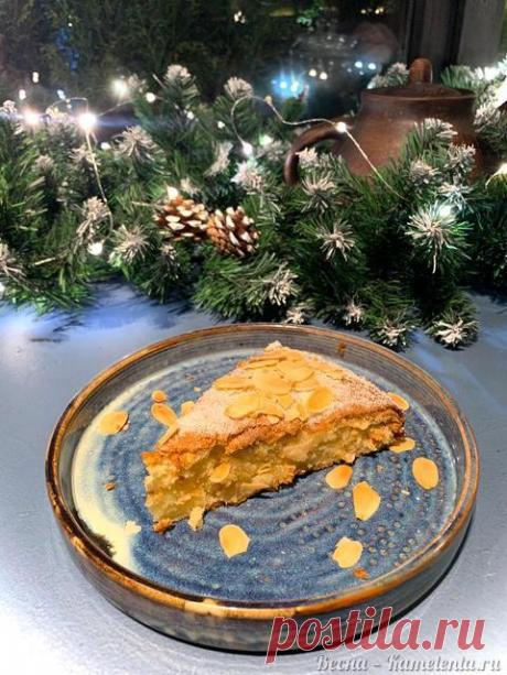 Яблочный пирог с миндальными лепестками Хоть яблоки в 2020 году не считаются гастрономическим трендом (а считается синяя еда, и блины со всевозможными начинками, блинные торты ), хочу предложить очень вкусный, нежный яблочный пирог. Который исчезнет с тарелки за считанные секунды.