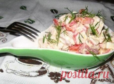 Салат Коралл с крабовым мясом и курицей.