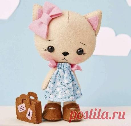 Очаровательная кошечка из фетра Очаровательная кошечка из фетра околдовывает своей красотой и нежностью.Любой ребенок будет счастлив сделать такую кошечку и использовать потом в своих играх.