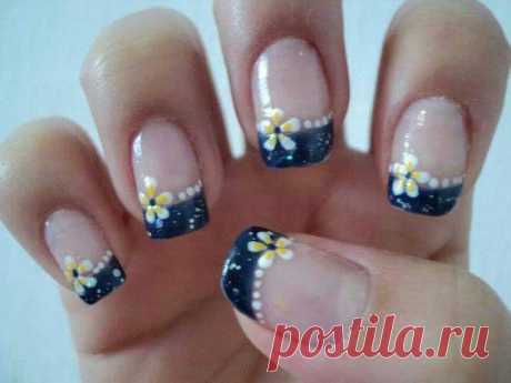 Маникюр темно-синий: варианты и идеи В этом сезоне очень популярен маникюр темно-синий. Ведь с помощью этой палитры можно придумать множество интересных вариантов нейл-арта. Большое разнообразие оттенков дает возможность комбинировать синий не только с другими цветами, но и с различными узорами. Рисунки, блестки, стразы, френч, лунный маникюр и множество других идей сделают ногти неповторимыми.Выбор оттенкаЛаков очень много. И даже после того как вы решили сделать маникюр ...