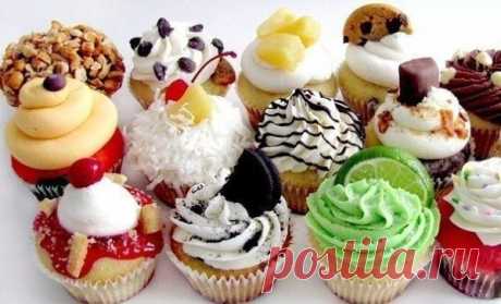 Классические капкейки и как можно их украсить
Ингредиенты:
Для теста:
Мука – 200 г
Сахар – 150 г
Молоко – 120 мл
Соль
Масло сливочное – 100 г
Яйца – 2 шт.
Разрыхлитель – 1 ч. л.
Взбейте сахар и масло до однородной пышной массы. Масло должно быть мягким. За час до готовки выньте его из холодильника. Постепенно добавляйте яйца, ванильный экстракт и соль. Сверху просейте муку с разрыхлителем. Хорошо перемешайте. Затем добавьте молоко и перемешайте ещё раз.
Распределите тесто по формочкам. Выпек