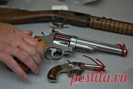 Канаду обвинили в незаконной торговле оружием. Правозащитники обвинили власти Канады в незаконных поставках вооружений в Саудовскую Аравию. Канада наращивает поставки оружия вопреки Международному договору о торговле оружием, запрещающему доставлять его в воюющие государства. Канадские власти с этим не согласны. По их мнению, все поставки абсолютно легальны.