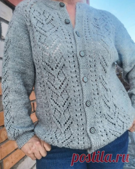 КАРДИГАН.
#спицы
Автор @elenako8005
Связана из бобинной пряжи (меринос, альпака, ПА, 350 м/100 гр) спицами номер 3,5. Весит 300 гр.
_____
Расчёт реглана прилагаю. Росток анатомический. Прибавки в регланных линиях в каждом втором ряду (классика ). Планка цельновязаная резинкой 1на 1.