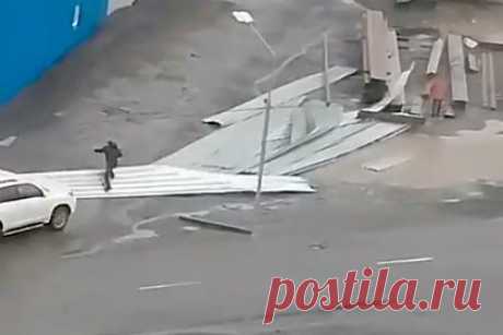 Подброшенный на листе профнастила из-за урагана россиянин попал на видео. В Норильске из-за сильного урагана лист профнастила подкинуло в воздух вместе с мужчиной, который в тот момент стоял на нем. На записи можно увидеть, как россиянин подбегает к листу профнастила и становится на него, чтобы удержать своим весом, однако от сильного порыва стройматериал подбрасывает вместе с мужчиной.