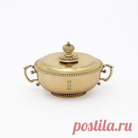 Древним египтянам и шумерам пудрой служила красная и желтая охра. И сейчас ею пользуются многие племена Африки, Южной Америки и Океании. Гречанки пудрили лица свинцовыми белилами, этот обычай у них переняли римлянки, которые пудрились также белой глиной.