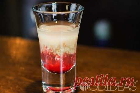 Коктейль "Опухоль мозга". Этот коктейль берет свою историю с 1950-х годов, его придумали и в первый раз приготовили в Америке. Несмотря на "грозный" вид и название, коктейль обладает очень приятным вкусом, к тому же он легко и быстро пьется.