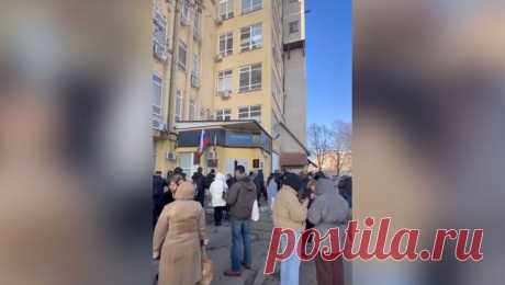 "Аквариумы затарахтели": жители Краснодара рассказали о землетрясении. Жительница Краснодара Екатерина рассказала "Газете.Ru", что почувствовала два подземных толчка во время землетрясения магнитудой 4,5, и продолжила работать. По ее словам, оповещения о землетрясении не было. "Было два ...