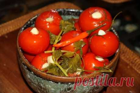 Консервированные помидоры с чесноком