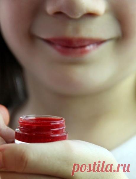DIY Homemade Lip Gloss will be best Christmas Gift