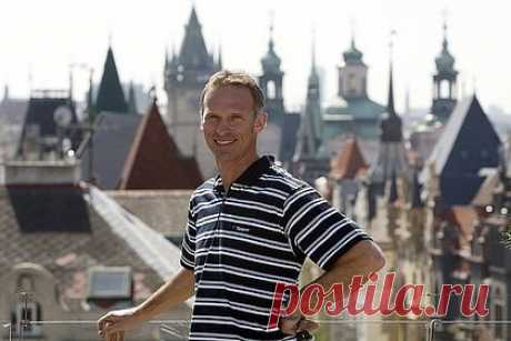 Гашек предложил дать шанс российским спортсменам. Олимпийский чемпион, двукратный обладатель Кубка Стэнли Доминик Гашек предложил дать шанс российским и белорусским спортсменам. Гашек заявил, что поначалу считал правильным отстранение. По его мнению, нужно вернуть атлетов на международную арену и дать им возможность выступить на Олимпиаде-2024.