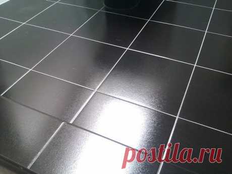 Потрясающий отбеливатель для швов между плиткой.
Ингредиенты:
- 7 стаканов воды
- половина стакана соды
- треть стакана лимонного сока
- четверть стакана уксуса
Все смешать. Работать в резиновых перчатках.