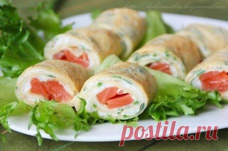 Блинные роллы с копченым лососем