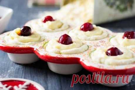 Португальские пирожные
Ингредиенты:
Готовое слоеное тесто — 1 упаковка
Яичный желток — 4 шт.
Сахарная пудра — 50 г
Мука — 40 г
Сливки 10-20% — 350 мл
Сахар — 75 г
Ванильный экстракт — 1/2 ч. л.
Вишня — 24 шт.
Миндальные хлопья — по вкусу