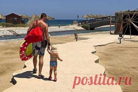 Россиян начали переселять из египетского отеля после массового отравления. Россиян начали переселять из отеля AMC Royal Hotel в египетской Хургаде после того, как там случилось массовое отравление постояльцев, сообщил оператор «Интурист». «Туристам, которые уже приобрели туры именно в этот отель на ближайшие заезды, будет предложено альтернативное размещение», — заявили в компании.