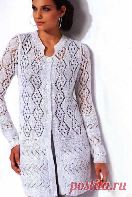 Летний ажурный жакет на пуговицах      
zhaket 42 shemaРазмеры: 38-40 (42-44, 46-48, 50-52)
Вам потребуется:
9 (10, 11, 12) мотков пряжи типа BRISA от Katia белого цвета номер 1 (60% мерсеризованный хлопок; 40% вискоза, 125 м/50 г); спицы №3,5 и 4,5; 3 белые пуговицы диаметром 25 мм.
Платочная вязка: лиц. и изн. р. - лиц. п.  
Узор 1: вязать согласно схеме А.
Узор 2: вязать согласно схеме В, С и D.
Плотность вязания:
узором на спицах большего размера: 18 п. и 26 р. = 10 х ...