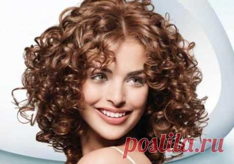 Как сделать мелкие кудри в домашних условиях | Чаровница и проказница В прошлом, чтобы стать обладательницей милых кудряшек модницы перед сном заплетали тугие косички, при этом чем тоньше они были, тем пышнее на утро становилась шевелюра. Однако крайне важно было в этом деле не переусердствовать, иначе вместо озорных кудряшек красавица рисковала получить гриву льва. В настоящее время совершенно напрасно подобным методом завивки волос уже мало кто пользуется, ведь стали изв...