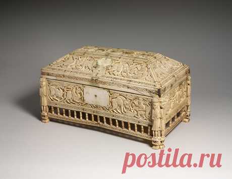 Ларец Моргана – средневековый ларец из Южной Италии, вероятно, из нормандской Сицилии. Изготовлен из резной слоновой кости на деревянном каркасе и датируется XI–XII веками н.э. Он был передан в дар нью-йоркскому Метрополитен-музею наследниками Дж. П. Моргана в 1917 году.