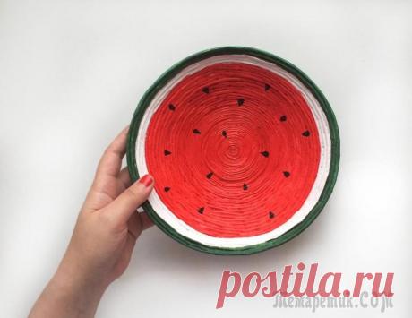 Простой мастер-класс: Конфетница из газетных трубочек В этом видео простая идея яркой конфетницы своими руками. Такую тарелку сделать легко, а главное быстро!Для работы вам понадобятся старые газеты или журналы, клей ПВА и акриловая краска.В видео я пока...