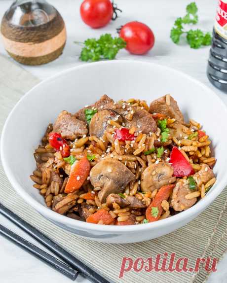 Жареный рис со свининой и грибами на Вкусном Блоге И снова на сцене жареный рис! Очень люблю его – если в холодильнике есть уже отваренная крупа и какие-нибудь овощи, можно очень быстро организовать себе ужин. Сегодня я предлагаю приготовить рис со свиной вырезкой и шампиньонами. Это мясо прожаривается очень быстро, особенно учитывая тонкую нарезку. При желании вы можете заменить…