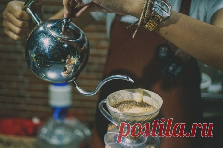 3 способа приготовить вкусный кофе дома | Журнал "JK" Джей Кей Несмотря на стереотипы, приготовить вкусный кофе дома можно и без использования дорогой кофемашины. Для этого кофейные профессионалы по всему миру обращаются к альтернативным способам заваривания с использованием кофейных аксессуаров – турки (джезвы), френч-пресса, пуровера и др....