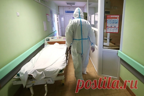 Российский инфекционист описал четвертую волну COVID-19. Врач-инфекционист, главный врач клинико-диагностической лаборатории «Инвитро-Сибирь» Андрей Поздняков заявил, что новая четвертая волна коронавируса не будет сильно отличаться от летней волны заболеваемости, но на нее могут наложиться сезонные инфекции. По его мнению, доминирующим так и останется штамм «дельта».