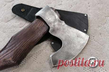 Нужный топор для каждого дома Ударник Труда
Новый  и как всегда высококачественный топор получил название Ударник Труда. Термин к нам пришел из СССР. Только настоящих тружеников назвали таким термином, которые имели большие заслуги на трудовом поприще.