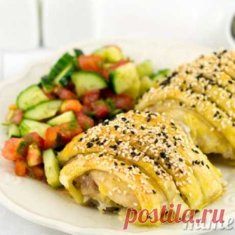 Сочное нежное куриное мясо в аппетитном слоеном тесте. Готовится элементарно!