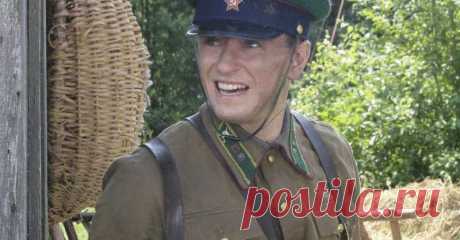 Запрещенное стихотворение, которое осмелился рассказать Сергей Безруков… В этом видеоролике Сергей Безруков будет читать стихотворение Симонова. Стихотворение читается очень выразительно и эмоционально. Одет этот человек в военную форму.