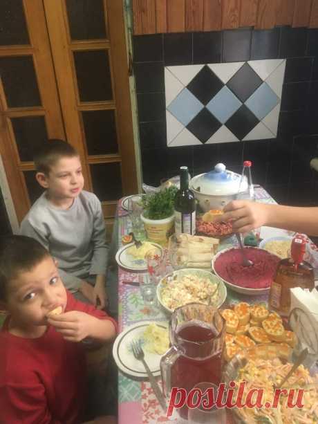 Внуки у дедушки на день рождении