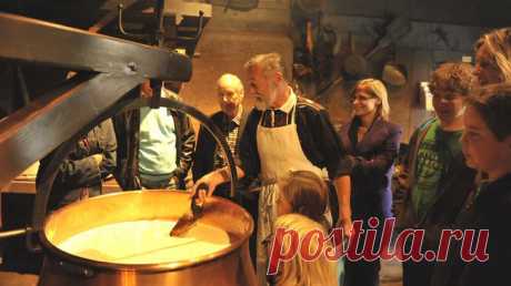 Adventures of Italians in the edge of the lakes Journey to 3 days - in 2016. With y n e r c e n a !!! It is not far away near Tver Senor cheesemaker in the third generation Pietro created this Agrofirm Fattoria Del Sole! Want to go to Little Italy? Or solar farms! We look at the overseas host and his farm. See how to make mozzarella, ricotta cheese. And find out whether the pasta in a meat grinder twist ?! Everything here in Italy!