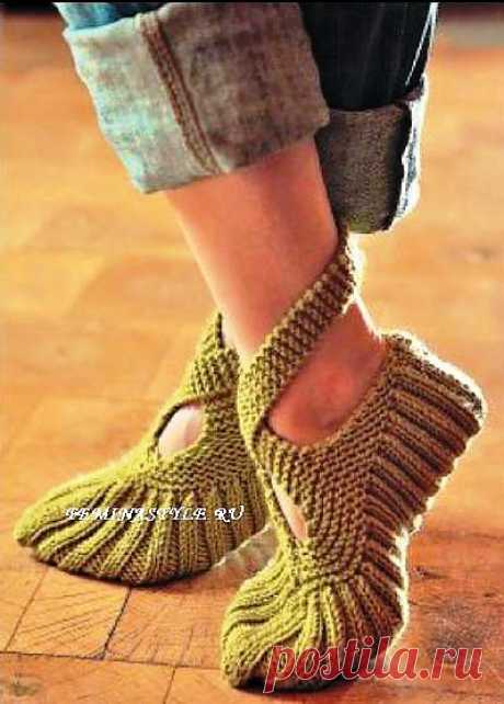 Зеленые тапочки с завязками, связанные спицами.