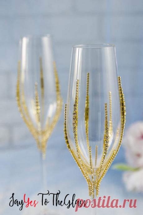 Personalized Champagne Flute Mr and Mrs Wedding Glasses Gold