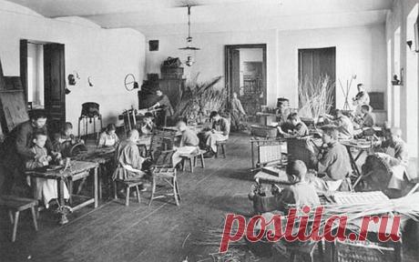 Россия: автобиография - 1902г. - Дети в корзиночно-мебельной мастерской работного дома