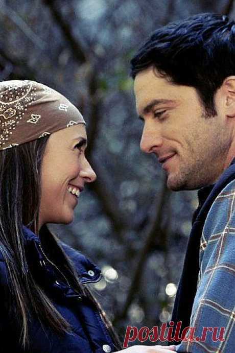 Поздравительные открытки, закат, цветы — это не любовь — все это напускное. Любовь не бывает удобной, любящий человек идет на уступки, он безоговорочно доверяет. Любящим сердцам не нужны слова для разговора по душам. Любовь — это союз двух друзей.
© Говорящая с призраками (Ghost Whisperer)