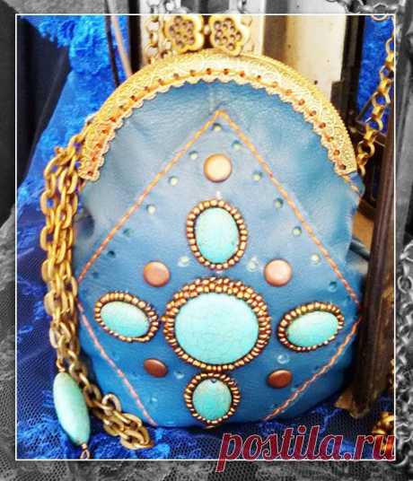 Такой вот получился кошелёчек) Материал - натуральная кожа турецкого производства. Подкладка (внутренняя часть кошелёчка) - креп-атлас цвета свежей травки. Камушки - бирюза, отстрочка - шелковая нить, рыжего цвета, двойной скрутки (прочно и надёжно!). Одевается на руку. Длина (высота) сумочки - 14 см., ширина (в самом широком месте, середина) - 14 см. 
Эксклюзивная работа ждёт свою хозяйку! Стоимость готовой работы (именно этого кошелька) - 3000 тг.