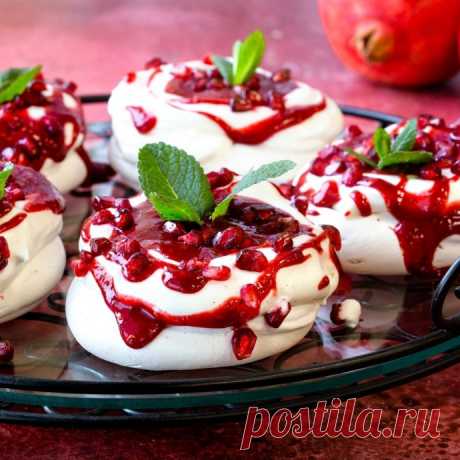 Павлова с гранатом Ингредиенты:Для безе:Белки, к. т. — 4 шт. Сахарная пудра — 220 г Яблочный уксус — 1 ст. л. Кукурузный крахмал — 2 ст. л.Для крема:Сливки жирностью 35% — 150 мл Сахарная пудра — 0,5 стак. Палочка ванили — 1 шт. Ягоды...