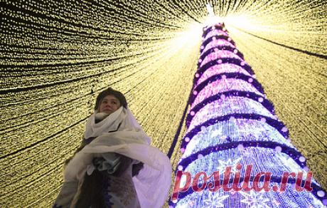 В Казани открыли главную новогоднюю елку города. Всего в районах города будут работать 19 елочных городков, на их территории состоятся почти 40 праздничных мероприятий