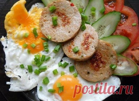 Вареная колбаса в кружке - У нас так ВАРЕНАЯ КОЛБАСА В КРУЖКЕ ИНГРЕДИЕНТЫ: ● 500 г куриного филе ● 400 г молока ● 1 яйцо ● 2 ст. л. крахмала ● 6 зубчиков чеснока ● 2...