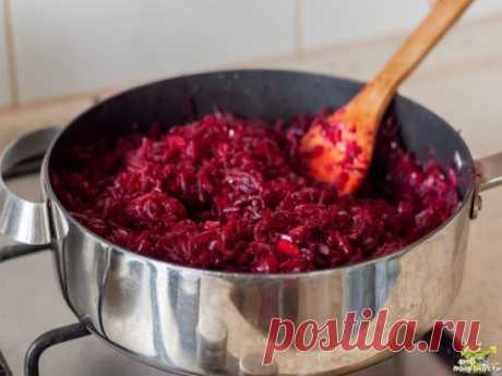 Свекольная Икра, остренькая и сочная.
2 кг. свеклы (очистить, натереть на терке)
1 кг. моркови (очистить, натереть на терке)
1 кг. лука (очистить и мелко нарезать)
0,8 кг. помидоров (прокрученных на мясорубке)
1 стручок горького перца (прокрутить вместе с помидорами)
80 ми.л. уксуса 9%
1 ст.л. соли с горкой (солить надо по вкусу,может понадобиться больше)
80 гр.сахара (2-3 ст.л. с горкой)
250-300 ми.л. растит.масла
1 головка чеснока (очистить и пропустить через пресс)
Специи: перец душистый, се