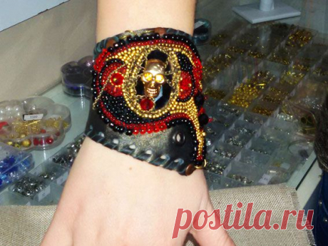 А вот это уже немного интереснее: Весёлый Роджер повис на пьедестале из чёрного агата, на фоне мягкой натуральной кожи в окружении бисера и хрусталя!